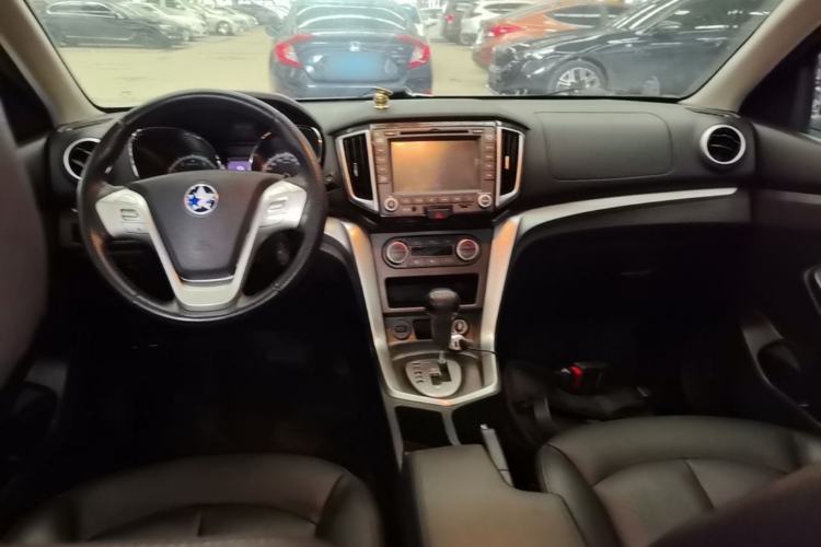 Used Venucia T70 2015 2.0L CVT Smart Edition Center Console