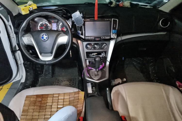 Used Venucia T70 2015 2.0L CVT Smart Choice Edition Center Console