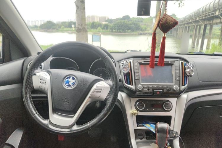 Used Venucia T70 2015 2.0L CVT Smart Edition Center Console