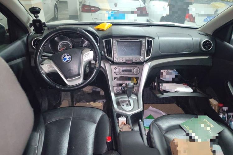 Used Venucia T70 2015 2.0L CVT Smart Edition Center Console