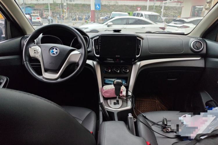 Used Venucia T70 2015 2.0L CVT Smart Choice Edition Center Console