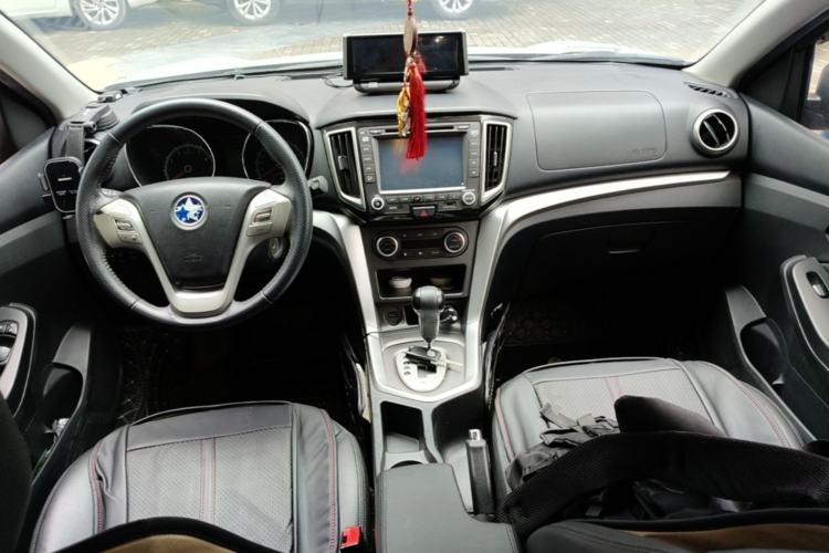 Used Venucia T70 2015 2.0L CVT Smart Edition Center Console
