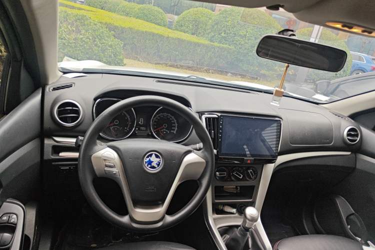 Used Venucia T70 2015 2.0L Manual RuiQu Version Center Console