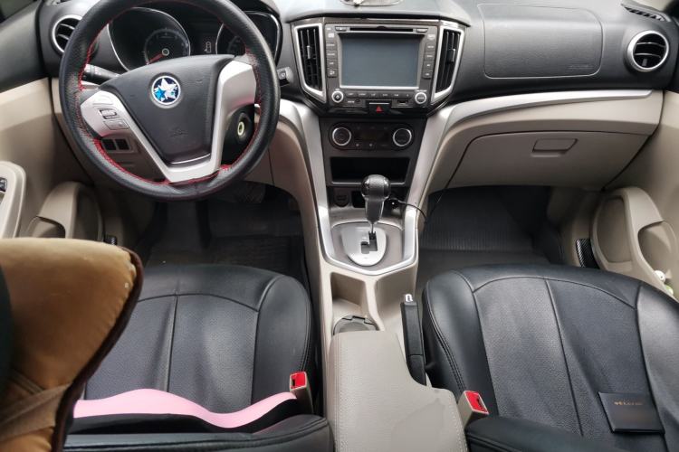 Used Venucia T70 2015 2.0L CVT Smart Edition Center Console