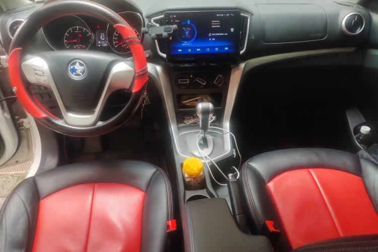 Used Venucia T70 2015 2.0L CVT Smart Choice Edition Center Console