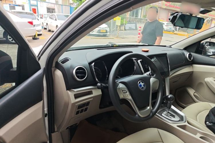 Used Venucia T70 2015 2.0L CVT Smart Edition Center Console