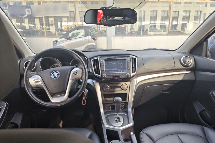 Used Venucia T70 2015 2.0L CVT Smart Edition Center Console