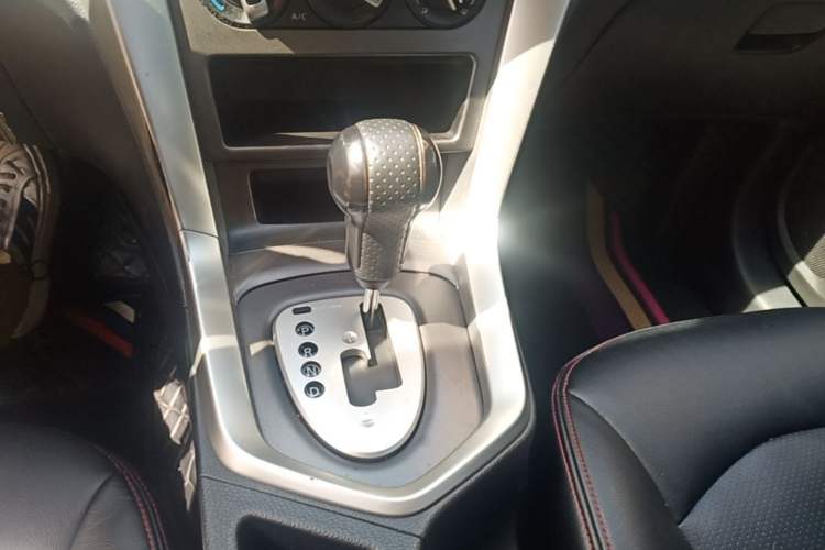 Used Venucia T70 2015 2.0L CVT Smart Choice Edition Gear Lever