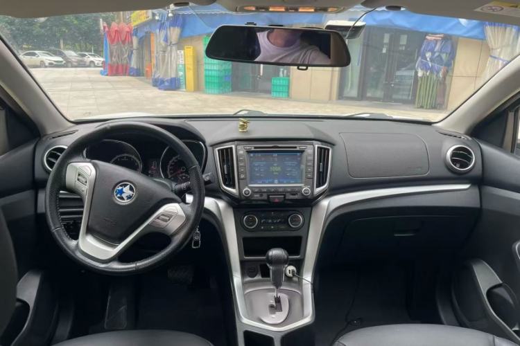 Used Venucia T70 2015 2.0L CVT Smart Edition Interior 2