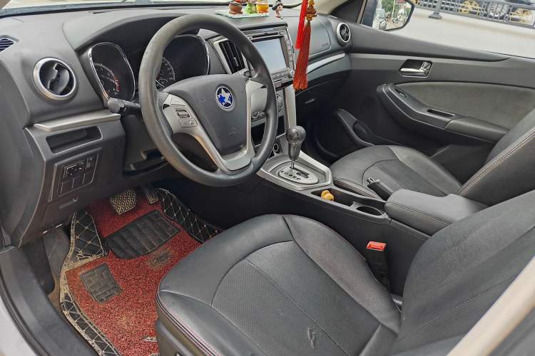 Used Venucia T70 2015 2.0L CVT Smart Edition Interior 2