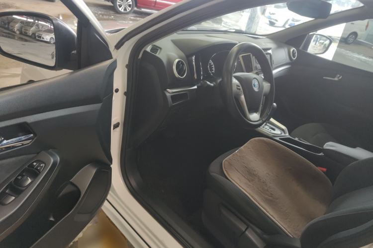 Used Venucia T70 2015 2.0L CVT Smart Choice Edition Interior 3