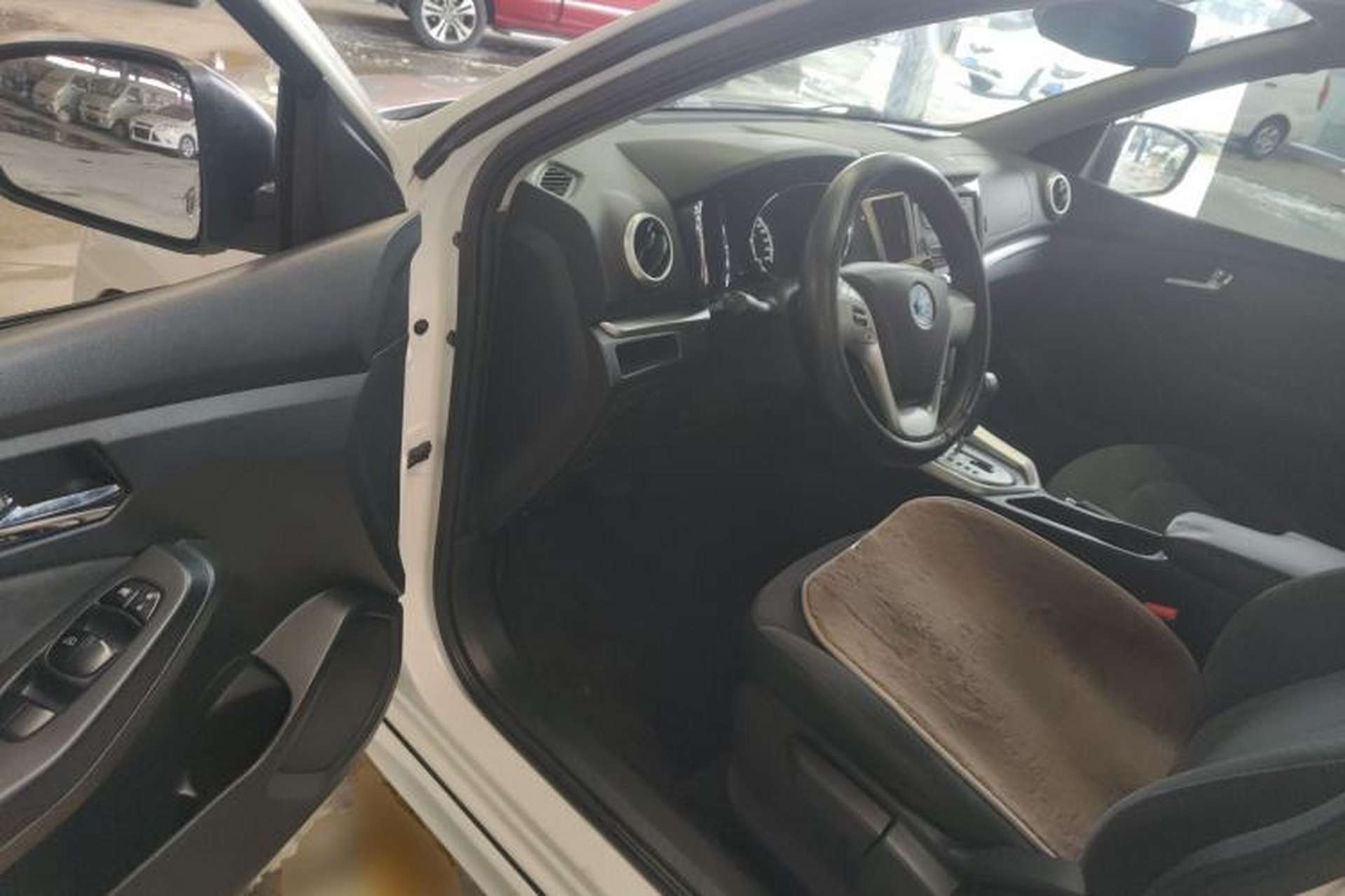 Used Venucia T70 2015 2.0L CVT Smart Choice Edition Interior 3