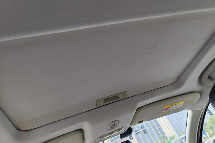 Used Venucia T70 2015 2.0L CVT Smart Edition Interior 4