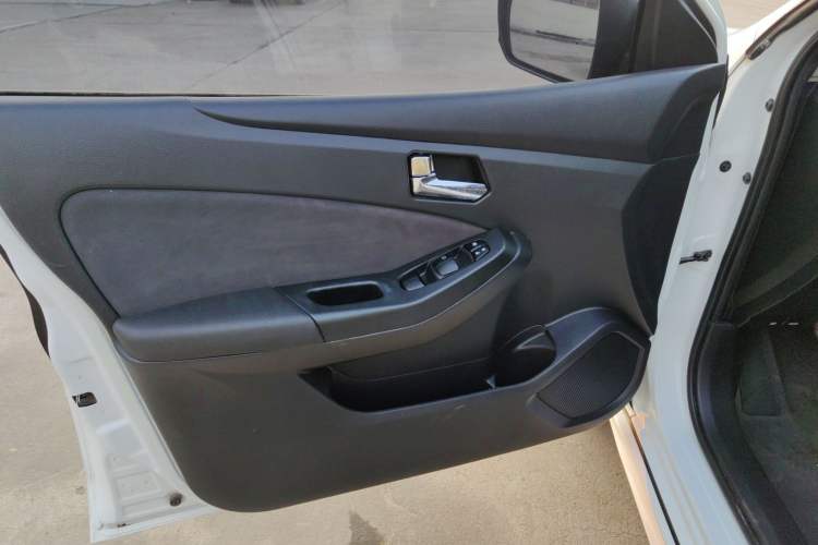Used Venucia T70 2015 1.6L Manual Ruixing Edition Interior 4
