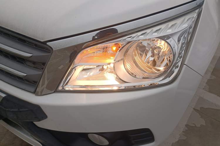 Used Venucia T70 2015 2.0L CVT Smart Choice Edition Left Front Headlight