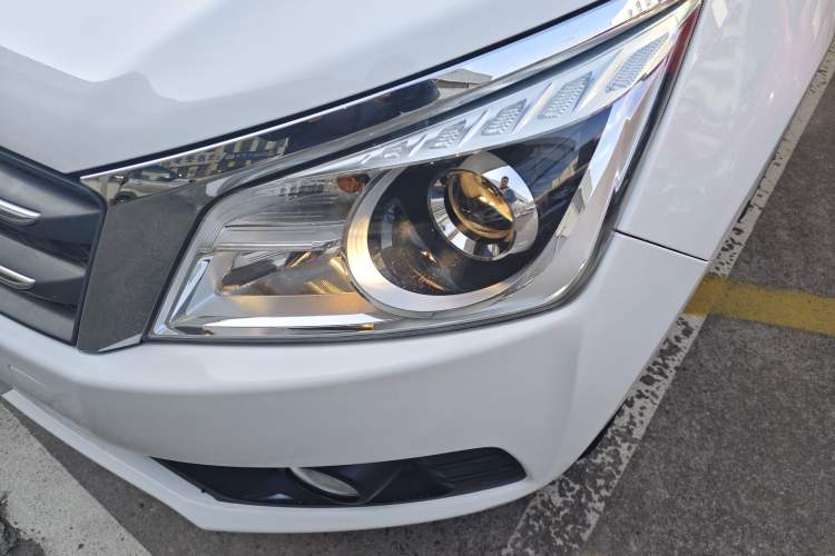 Used Venucia T70 2015 2.0L CVT Smart Edition Left Front Headlight
