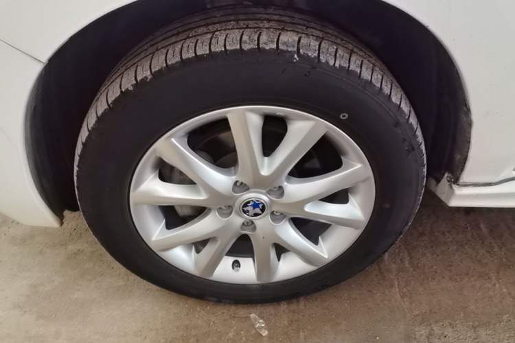 Used Venucia T70 2015 2.0L CVT Smart Edition Left Front Wheel Hub