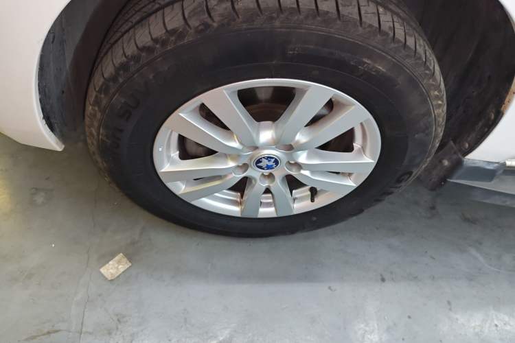 Used Venucia T70 2015 2.0L CVT Smart Choice Edition Left Front Wheel Hub