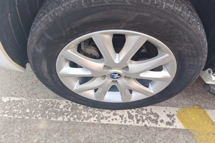 Used Venucia T70 2015 2.0L CVT Smart Edition Left Front Wheel Hub