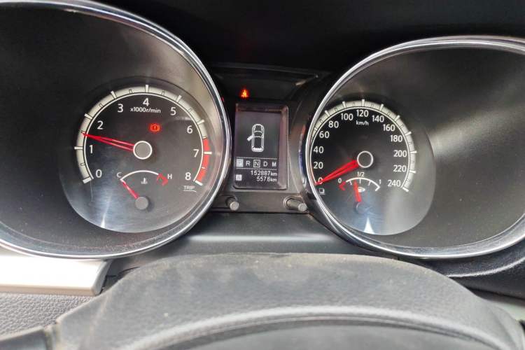 Used Venucia T70 2015 2.0L CVT Smart Edition Odometer Close Up