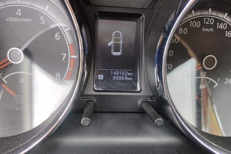 Used Venucia T70 2015 2.0L CVT Smart Edition Odometer Close Up