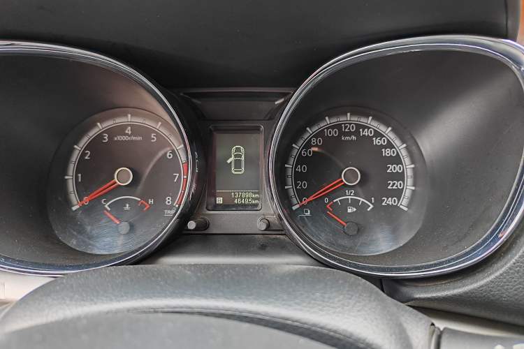 Used Venucia T70 2015 2.0L CVT Smart Edition Odometer Close Up