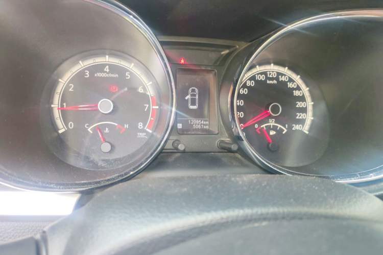 Used Venucia T70 2015 1.6L Manual Ruixing Edition Odometer Close Up