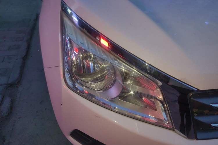 Used Venucia T70 2015 2.0L CVT Smart Choice Edition Right Front Headlight