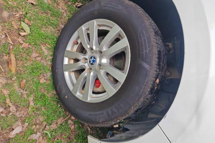 Used Venucia T70 2015 2.0L CVT Smart Edition Right Front Wheel Hub