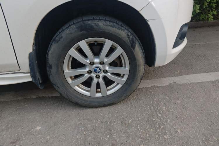 Used Venucia T70 2015 2.0L CVT Smart Choice Edition Right Front Wheel Hub