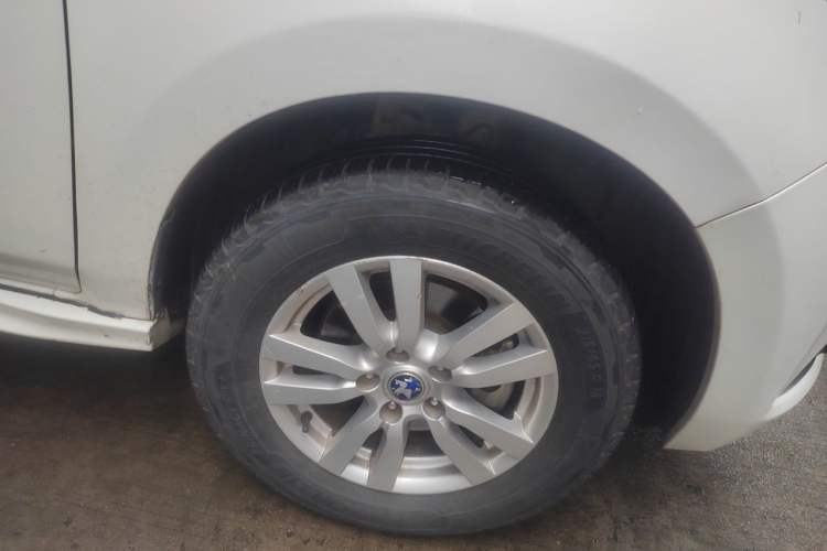 Used Venucia T70 2015 2.0L CVT Smart Choice Edition Right Front Wheel Hub