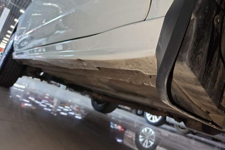 Used Venucia T70 2015 2.0L CVT Smart Edition Right Side Sill