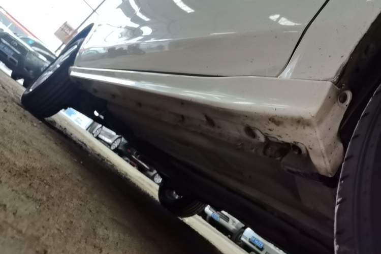 Used Venucia T70 2015 2.0L CVT Smart Edition Right Side Sill