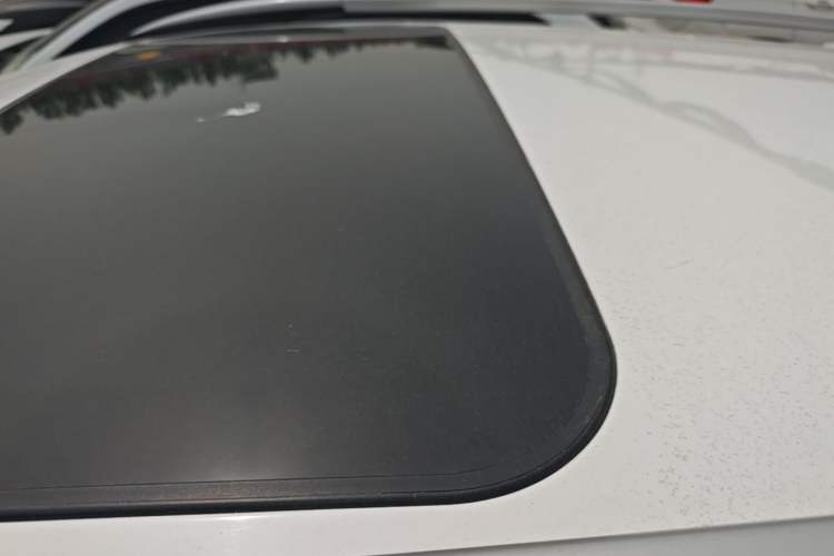 Used Venucia T70 2015 2.0L CVT Smart Edition Roof