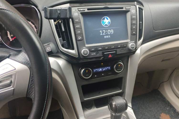 Used Venucia T70 2015 2.0L CVT Smart Edition Audio And AC Panel