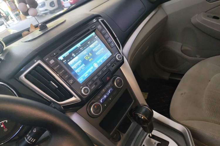 Used Venucia T70 2015 2.0L CVT Smart Edition Audio And AC Panel