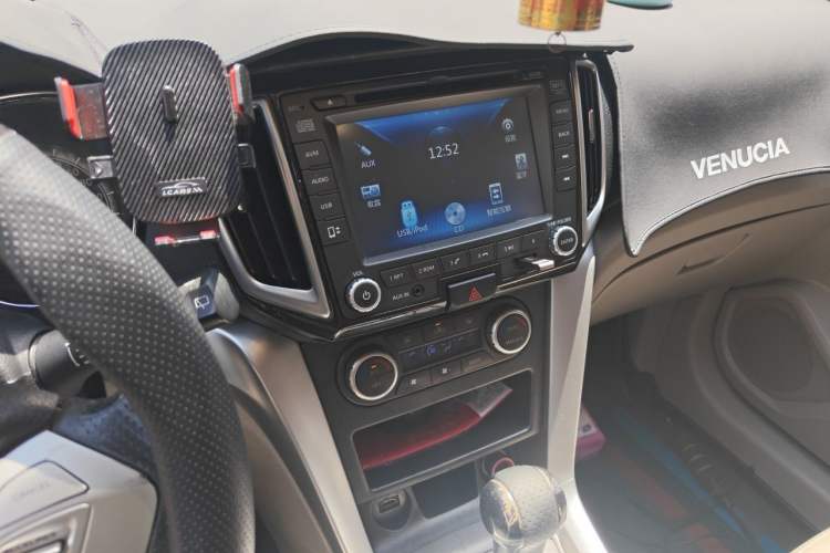 Used Venucia T70 2015 2.0L CVT Smart Edition Audio And AC Panel