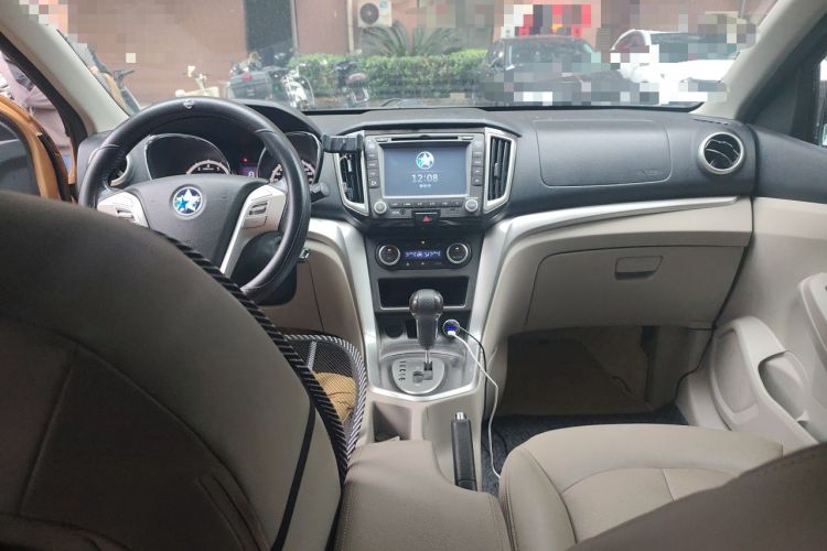 Used Venucia T70 2015 2.0L CVT Smart Edition Center Console