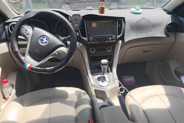 Used Venucia T70 2015 2.0L CVT Smart Edition Center Console