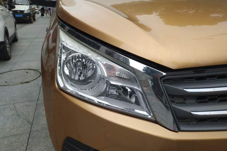 Used Venucia T70 2015 2.0L CVT Smart Choice Edition Right Front Headlight