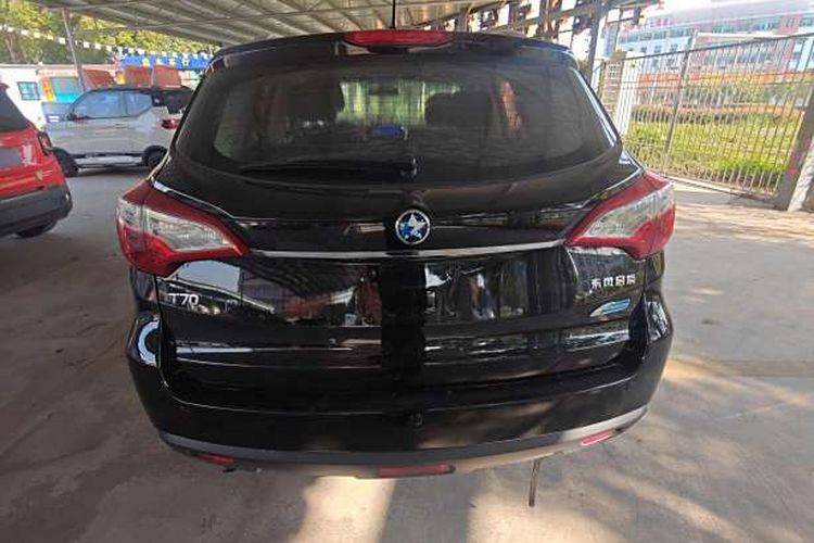 Used Venucia T70 2016 2.0L CVT Smart Choice Edition Exterior 3