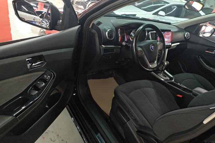 Used Venucia T70 2016 2.0L CVT Smart Choice Edition Interior 3