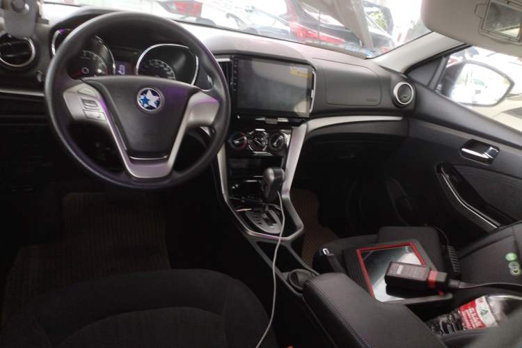 Used Venucia T70 2016 2.0L CVT Smart Choice Edition Center Console