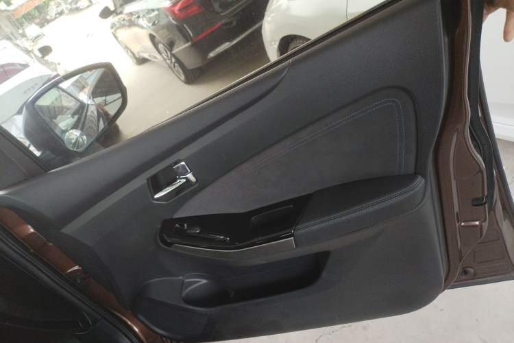 Used Venucia T70 2016 2.0L CVT Smart Choice Edition Right Front Door Interior