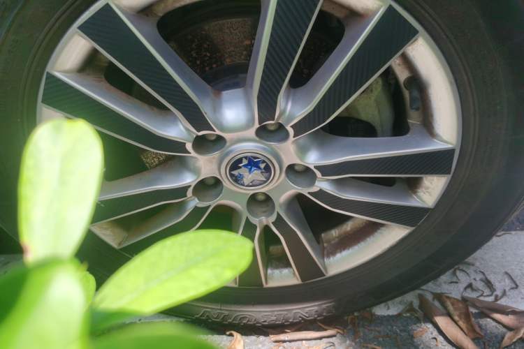 Used Venucia T70 2016 2.0L CVT Smart Choice Edition Right Front Wheel Hub