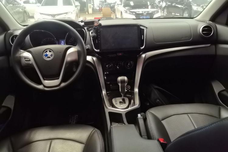 Used Venucia T70 2016 2.0L CVT Smart Choice Edition Center Console
