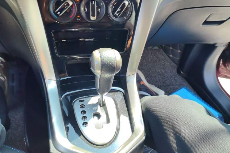 Used Venucia T70 2016 2.0L CVT Smart Choice Edition Gear Lever