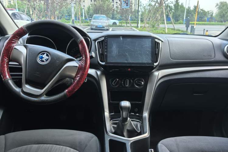 Used Venucia T70 2016 1.6L Manual Ruixing Edition Interior 3