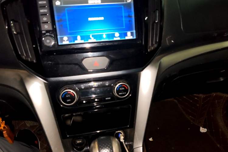 Used Venucia T70 2016 2.0L CVT Smart Edition Audio And AC Panel