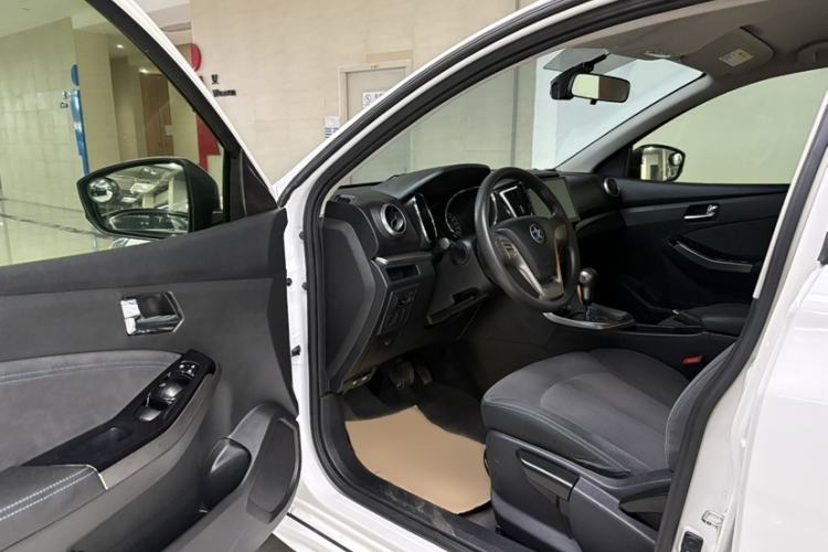 Used Venucia T70 2016 2.0L CVT Smart Choice Edition Interior 3